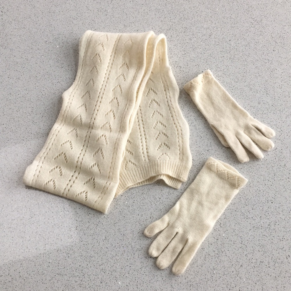 Scarf and glove set